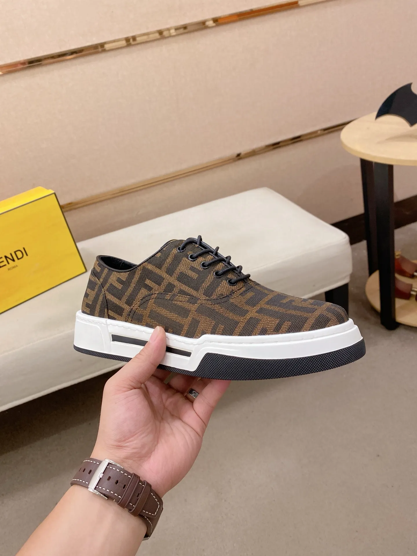 Men's shoes 💰 420💰 (FENDI) New high-top 👊🏻 upper 🇮🇹 imported cowhide fabric 🇩🇪 lining imported sheepskin lining. The original outsole is molded to highlight the identity of every man, and the upper foot is stable and stable🚶🏻🚶🏻The high-end custom counters reproduce the original version📯No matter the wind or rain, the shoe last remains unchanged and can withstand the verification of time🔍️,🔵 Size: 38-44 (45 is custom-made and cannot be returned or exchanged